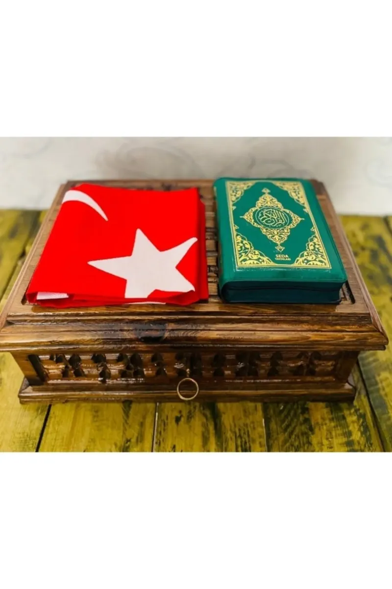 MYK HEDİYE VE SANAT ATÖLYESİ Türk Bayrağı Işlemeli Ceviz Sandık Kilitli Kutulu Kuran-ı Kerim Özel Hediyeler görsel 2