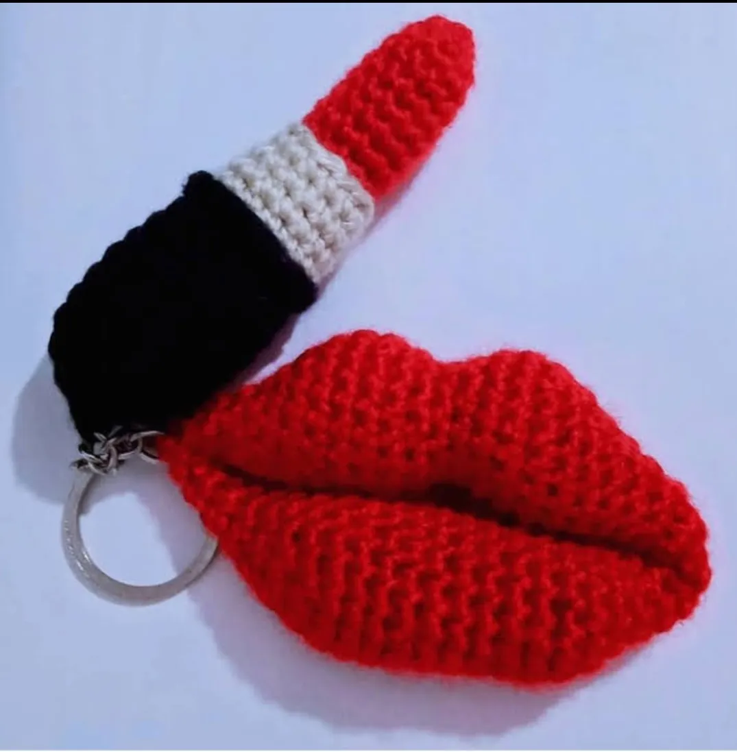 Amigurumi dudak ve ruj şeklinde anahtarlık aksesuar hediyelik görsel 1