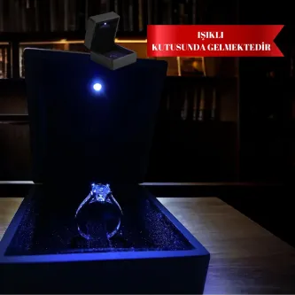 ZEY GÜMÜŞ Işikli Kutuda Gümüş Rodyumlu Zirkon Taşli Parlaklığıyla Büyüleyen Pirlanta Montörlü Tektaş Yüzük görsel 1