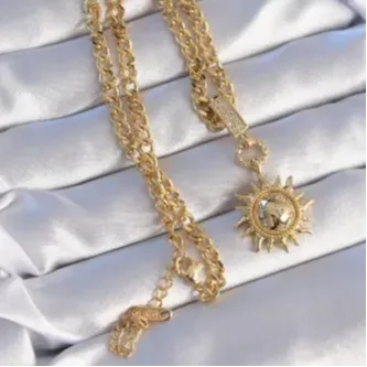 BUTİK AYVİTRİN 316L Çelik Gold Renk Zirkon Taşlı Güneş Model Kolye görsel 1