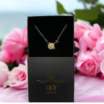 ZEY GÜMÜŞ Kadın Zirkon Taşlı Gezegen Model Altın Renk Kolye (ÇEKMECELİ KOLYE KUTUSUNDA GELMEKTEDİR)