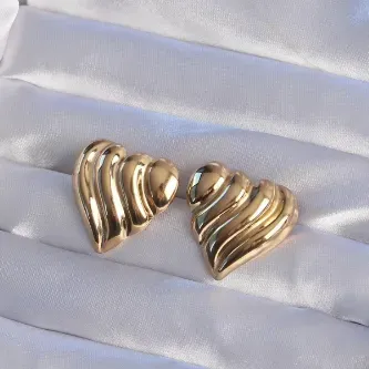 BUTİK AYVİTRİN 316L Çelik Gold Renk Bombeli Kıvrımlı Kalp Küpe