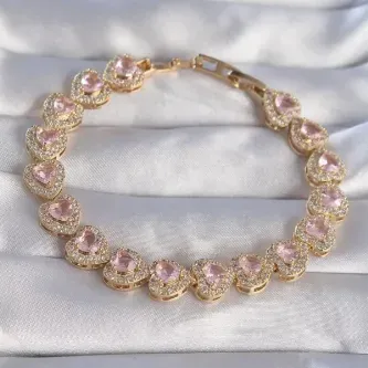 BUTİK AYVİTRİN Kadın Vip Seri Pirinç Pembe Zirkon Taşlı Kalp Tasarımlı Bileklik